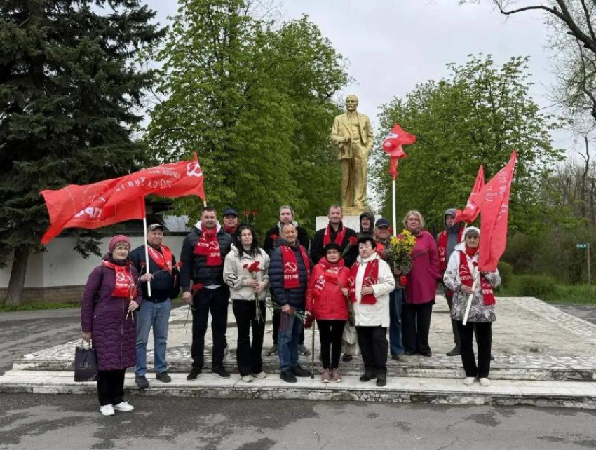 Ленину 156 лет: коммунисты Волгодонска возложили цветы к памятнику вождя мирового пролетариата