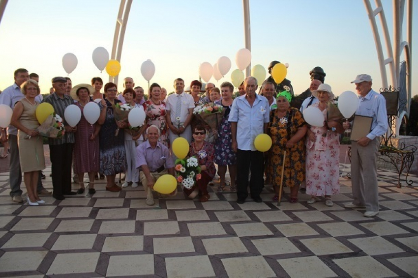Глава Волгодонского района в День семьи вручил сертификаты на материнский капитал 5 семьям 