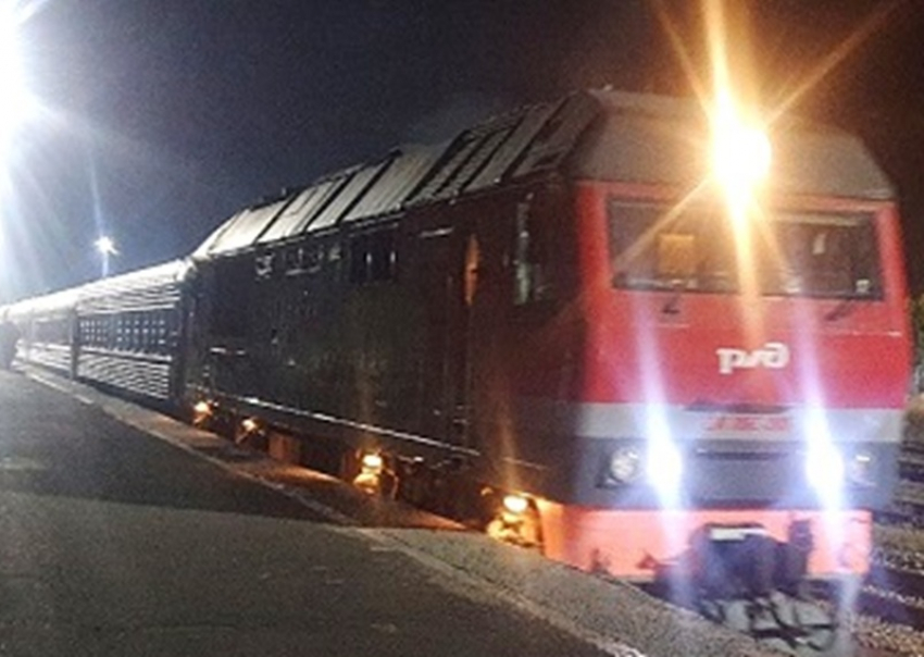 Следовавший через Волгодонск в Москву пассажирский поезд в темноте протаранил легковой автомобиль в Цимлянске