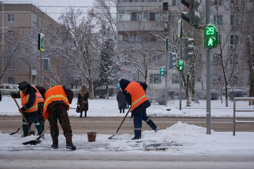 Десятки людей и машин очищают Волгодонск от снега, - ДСиГХ