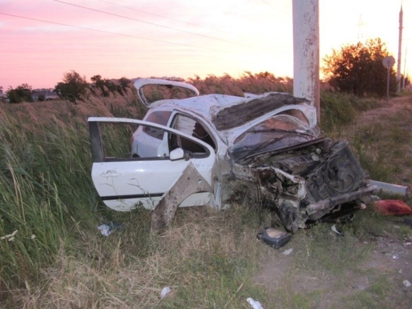 В Волгодонске на Жуковском шоссе «Peugeot» несколько раз перевернулся и врезался в столб