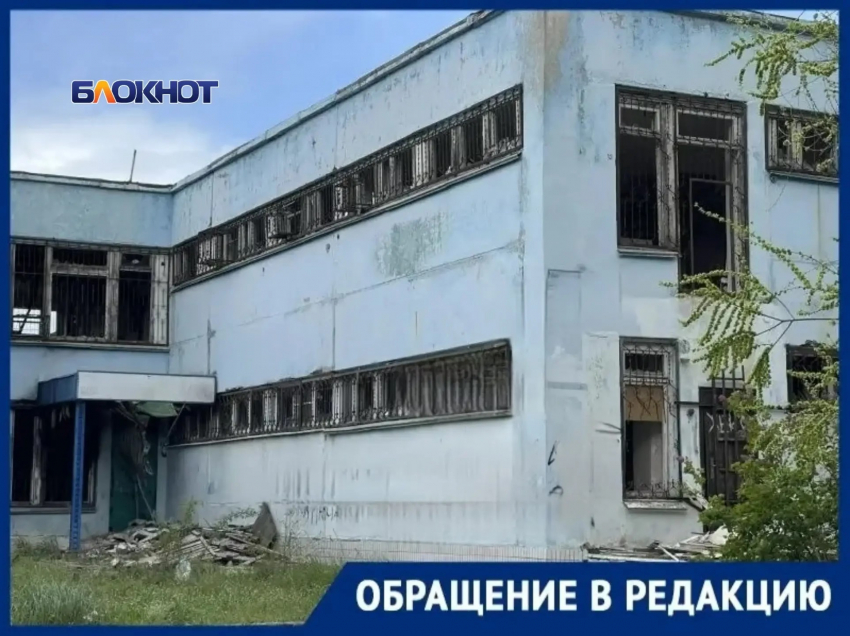 «Там обитают наркоманы»: жители В-8 боятся за свою безопасность из-за соседства с заброшенным зданием ДСиГХ