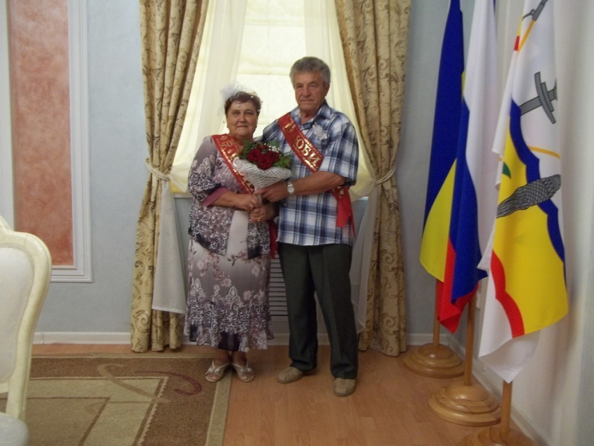 В Волгодонске спустя 50 лет брака супруги впервые обменялись кольцами на праздновании золотой свадьбы
