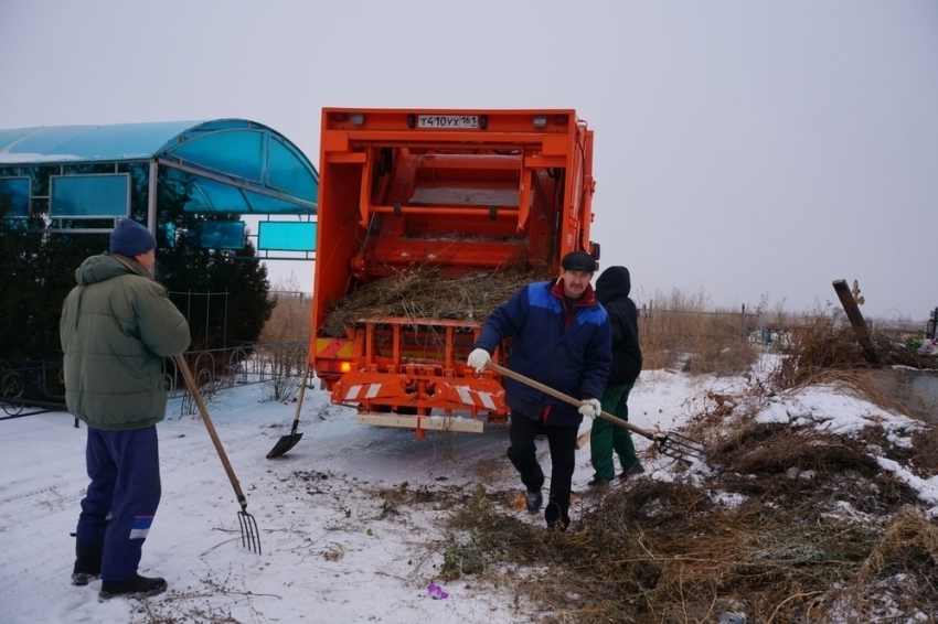 На борьбу с мусором на новом кладбище Волгодонска бросили новейший мусоровоз и вилы