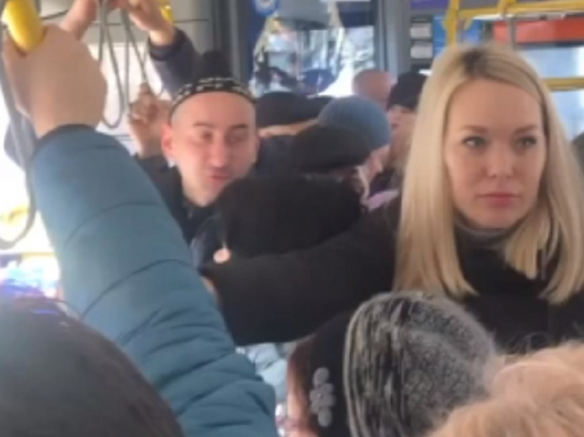 «Людям плохо»: на Масленицу в общественном транспорте Волгодонска образовалась давка