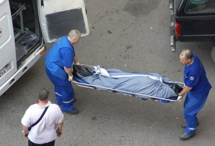 В Волгодонске мертвого мужчину нашли под забором возле частного дома