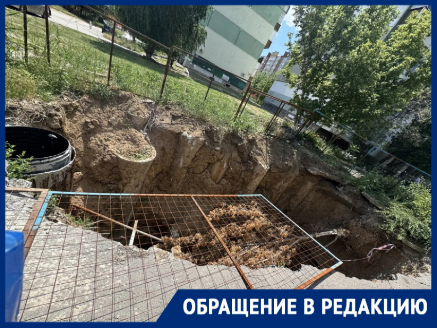 «В яму упадешь – костей не соберешь»: горожане просят надежно установить рухнувшие ограждения