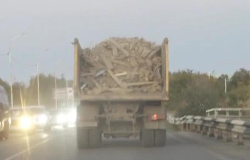 Загруженный самосвал без заднего борта спокойно разъезжает по Волгодонску