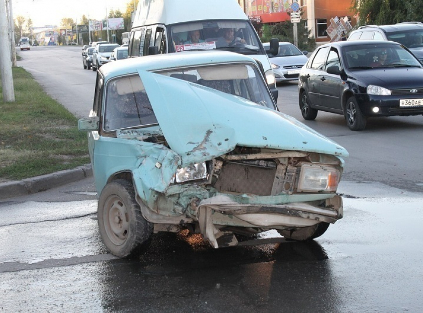 Тройное ДТП на Морской парализовало движение в старой части Волгодонска