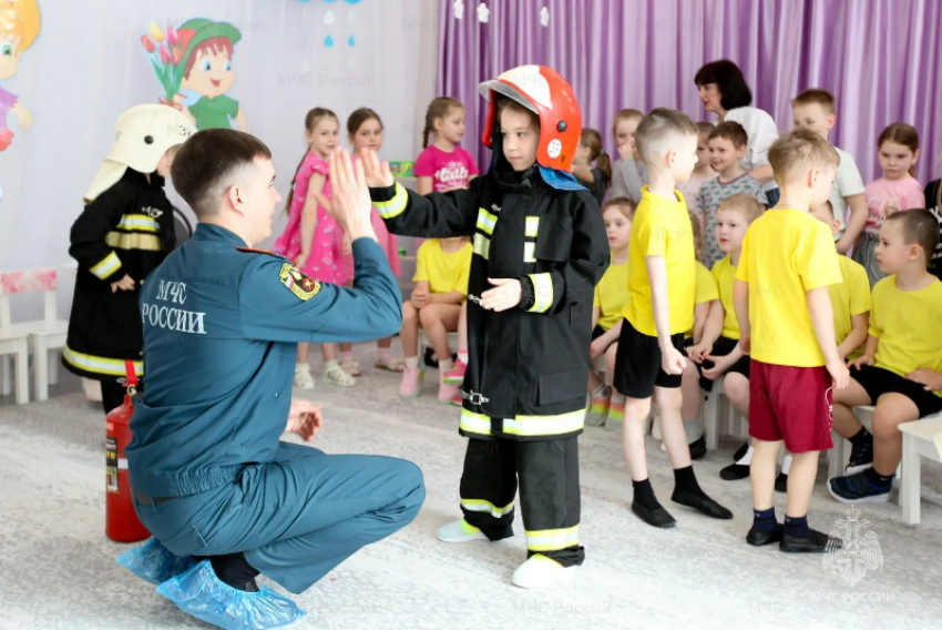 Зарядка с начальником пожарной части: в волгодонском детсаду прошла акция МЧС