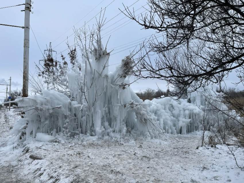 Зимняя сказка на Жуковском шоссе: в Волгодонске появилась ледяная достопримечательность