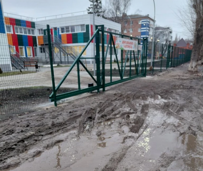 Три миллиона рублей из городского бюджета укатают в асфальт, ведущий в детсад «Голубые дорожки»