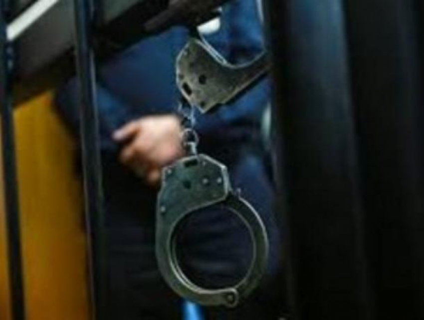 В Волгодонске 18-летний парень ударил женщину в живот после чего ограбил её