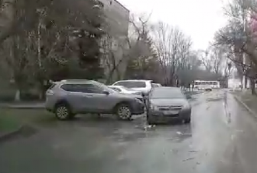 Невнимательный водитель врезался в машину пенсионера в Волгодонске 