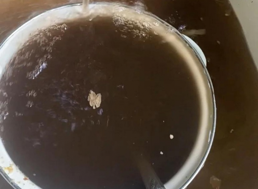 Черная вода из водопровода пошла в Цимлянске
