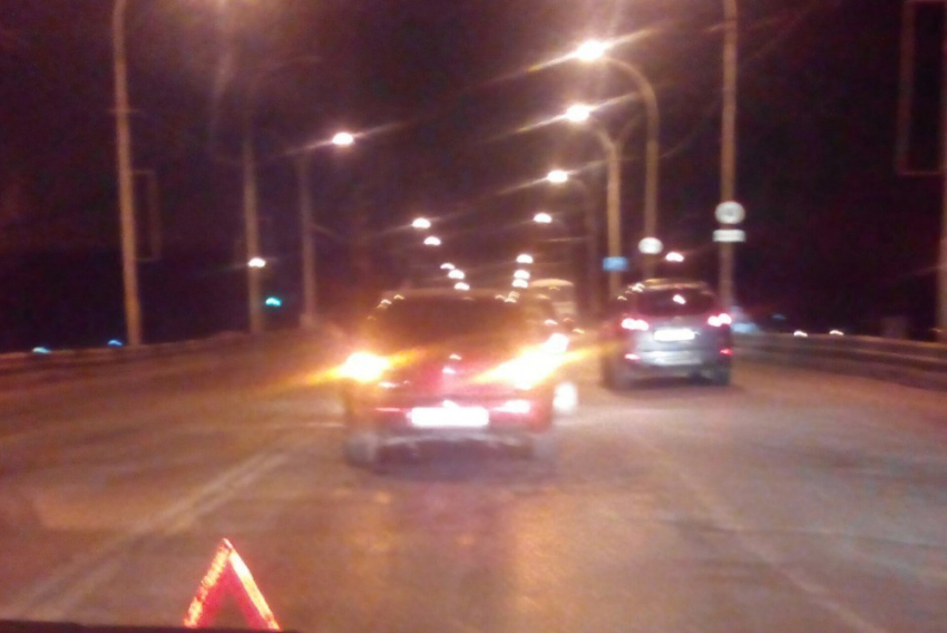 Авария на мосту в Волгодонске снова привела к автомобильной пробке в вечерний час-пик - читатель