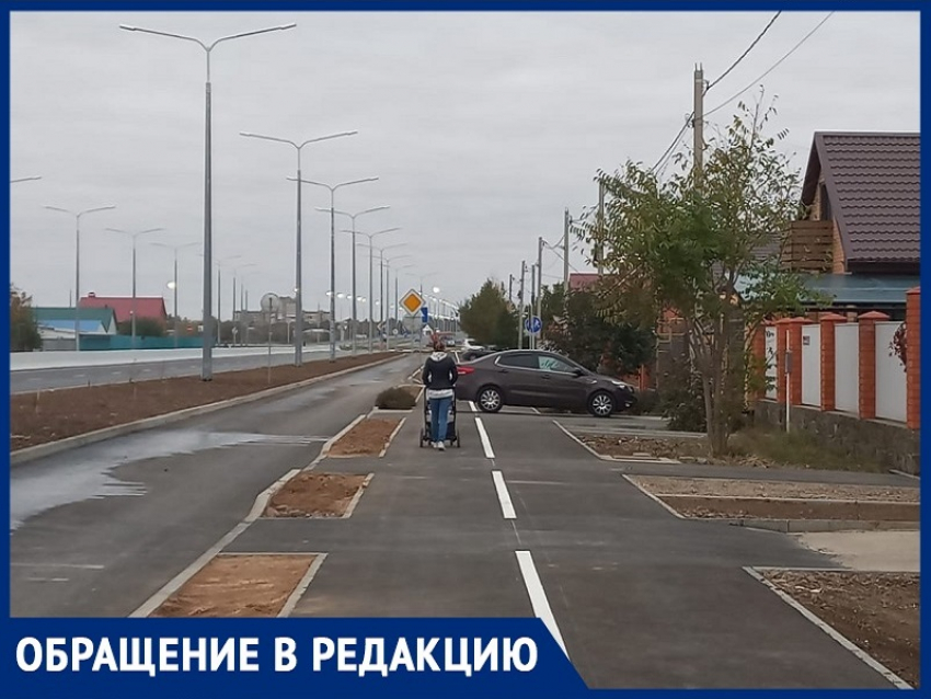 «Вы в городе, а не в деревне»: жителей проспекта Лазоревого призвали на занимать пешеходные дорожки 