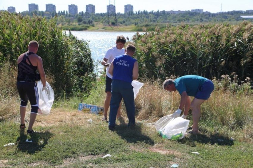 В Волгодонске более тысячи бюджетников убрали 51 кубометр городского мусора