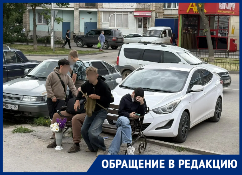 Задирали платья на манекенах и матерились: волгодончанка сняла на фото хулиганов на улице 30 лет Победы