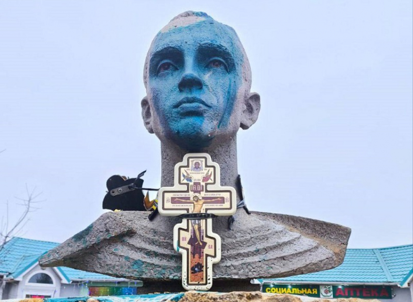 Ветераны 56-й бригады за свой счет восстановили памятник Герою России Сергею Молодову после акта вандализма 