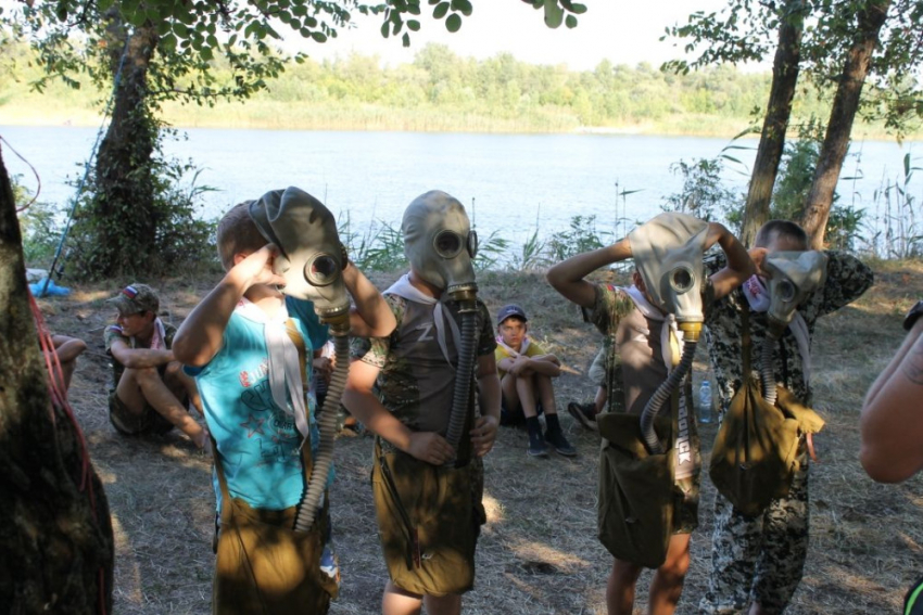 Школьники из Волгодонска примерили противогазы, метали ножи и копали окопы
