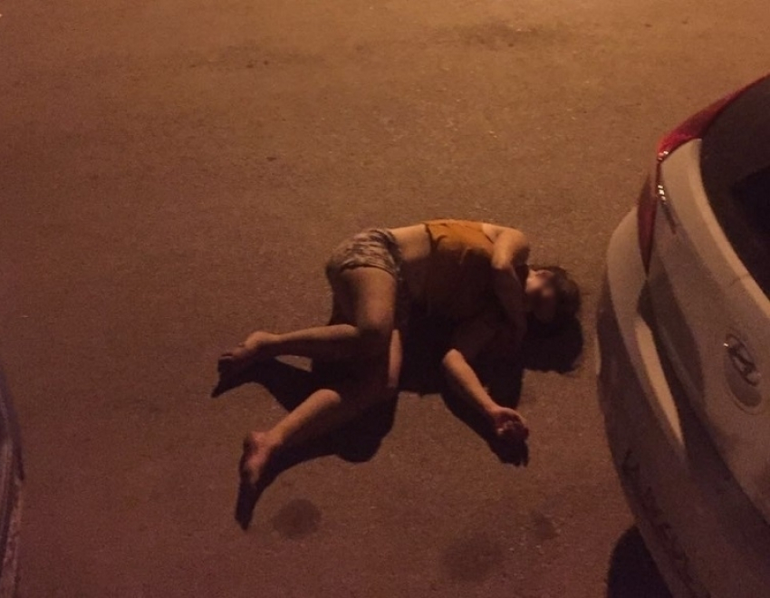 В Волгодонске десятки прохожих прошли мимо неподвижно лежавшей на асфальте девушки