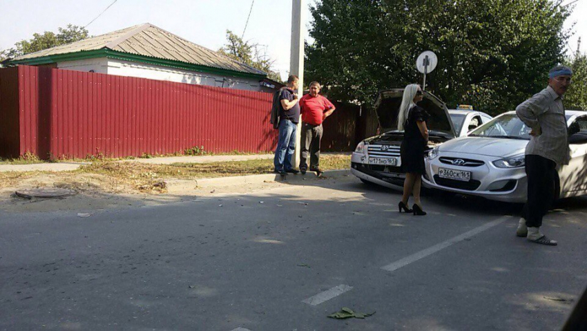 В Волгодонске возле «Ласточки» таксист и автоледи не поделили дорогу – читатель
