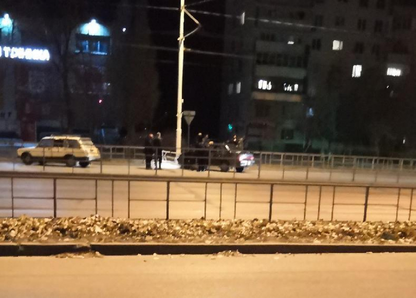 Таксист на ВАЗе въехал в столб на проспекте Строителей 