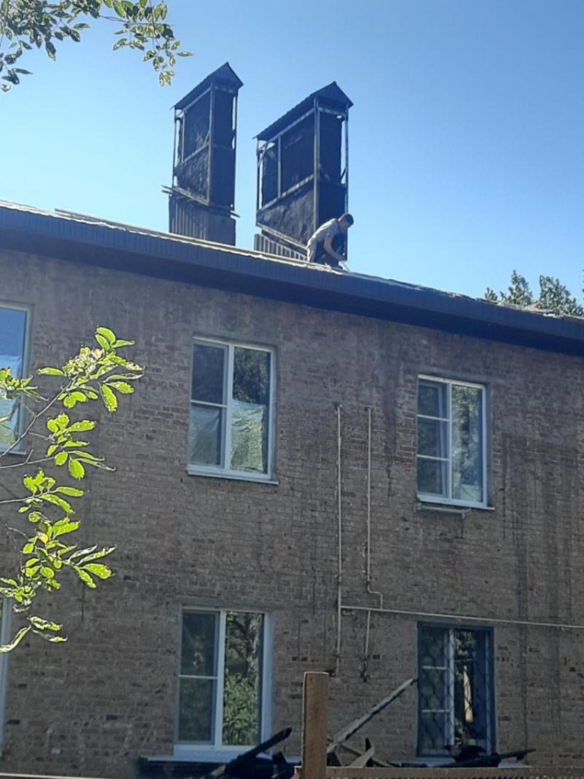 Под крышей дома своего: погорельцам по переулку Донской, 19 начали восстанавливать кровлю 
