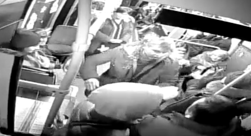 Пьяные хулиганы зверски избили пассажира и водителя автобуса №51 за замечание о курении 