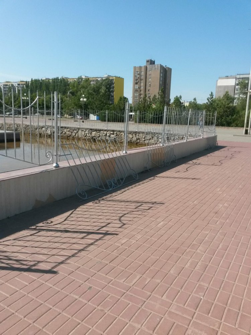 На День ВДВ раскурочили ограду фонтана около ДК имени Курчатова в  Волгодонске