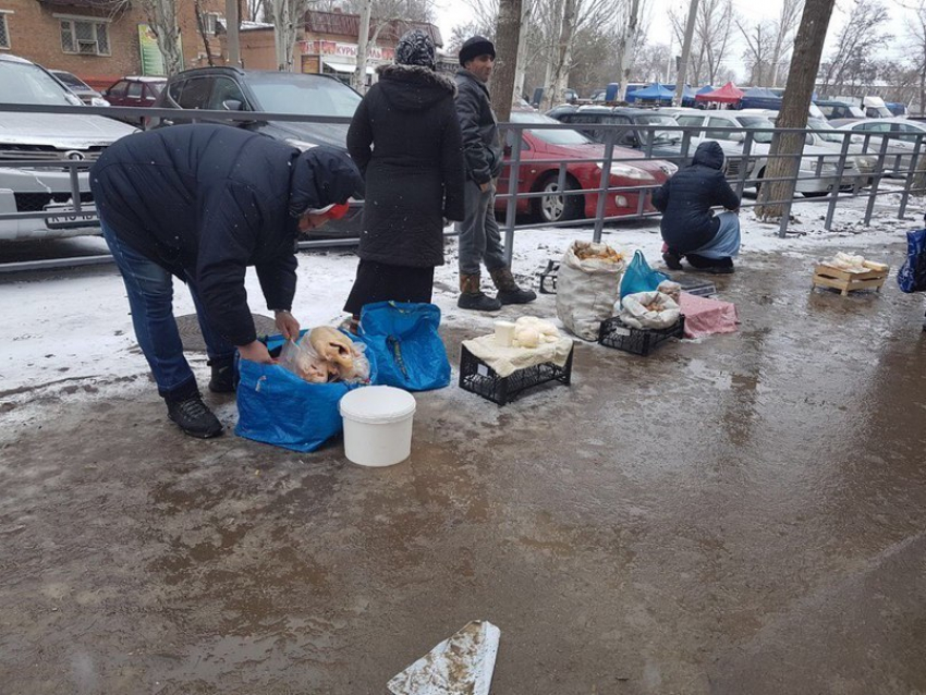 Забор и снег не помеха: продукты продают с мокрого и грязного асфальта на Морской в Волгодонске 