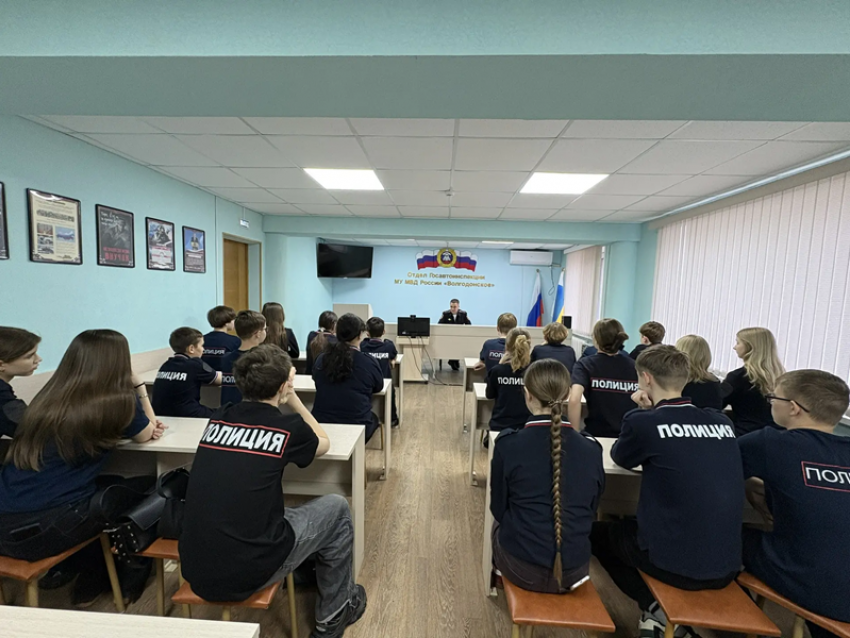 Начальник отдела ГАИ провел экскурсию для школьников в Волгодонске