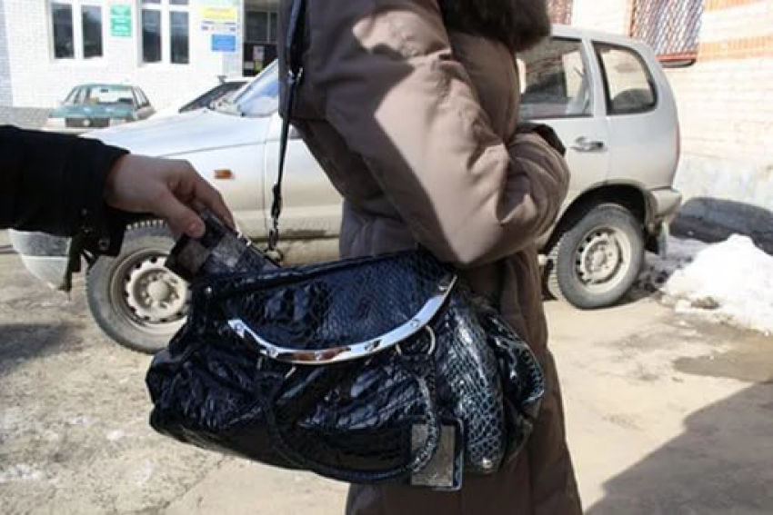 В Волгодонске плохой юноша ограбил женщину на троллейбусной остановке