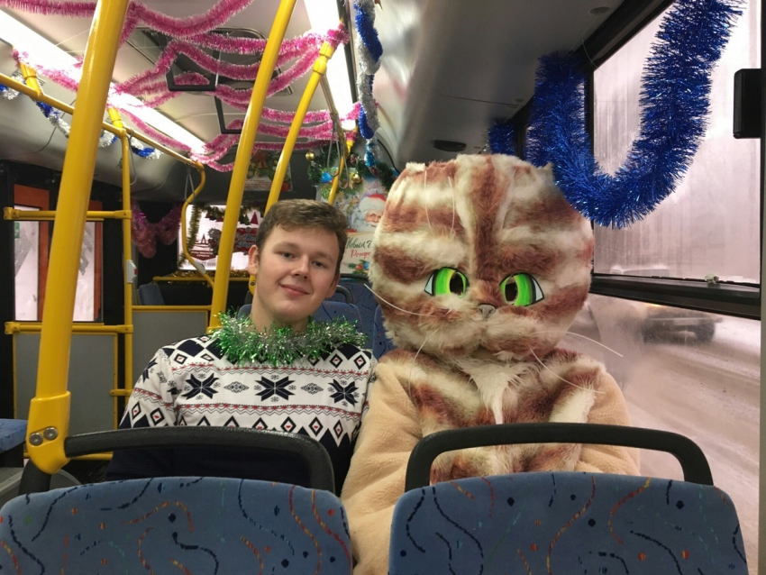 Сказочные персонажи поздравили пассажиров автобуса №51 с Новым Годом