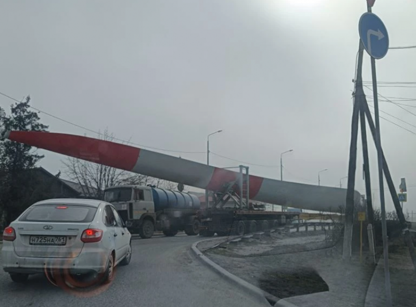 Караван с 30-метровыми лопастями «Росатома» для Дагестана проследовал через Волгодонск 