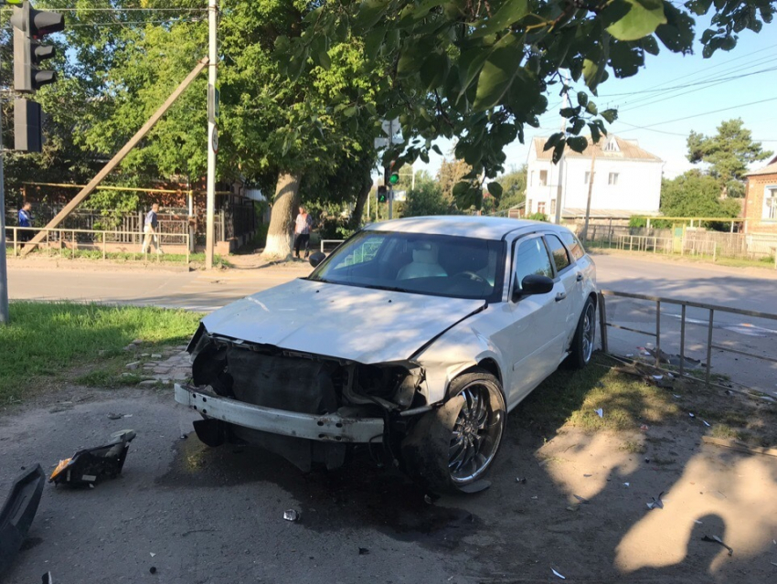 Машина залетела на тротуар после ДТП на Пионерской в Волгодонске 