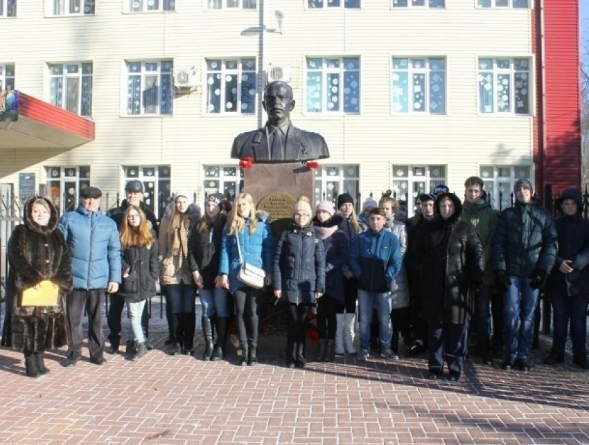 Школьники почтили память и возложили цветы к памятнику Герою РФ Михаилу Ревенко