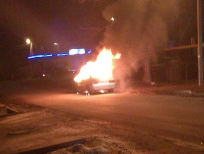 Охваченный огнем ВАЗ сняли на видео очевидцы в Волгодонске