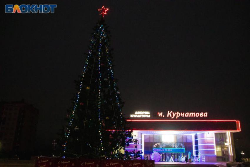 Новая новогодняя ель появится возле ДК имени Курчатова вместо старой и «поредевшей»