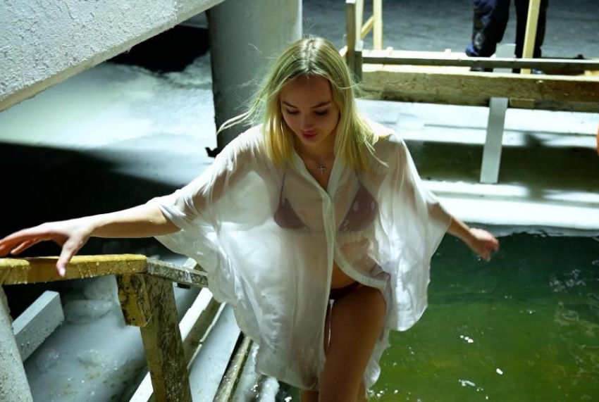 Нинка Картинка смывает грехи: лютый мороз и пронизывающий ветер - не повод не нырять