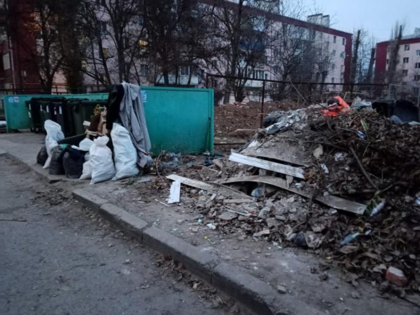 "Жители МКД должны сами вывозить строительный мусор": коммунальщики ответили на возмущение горожан