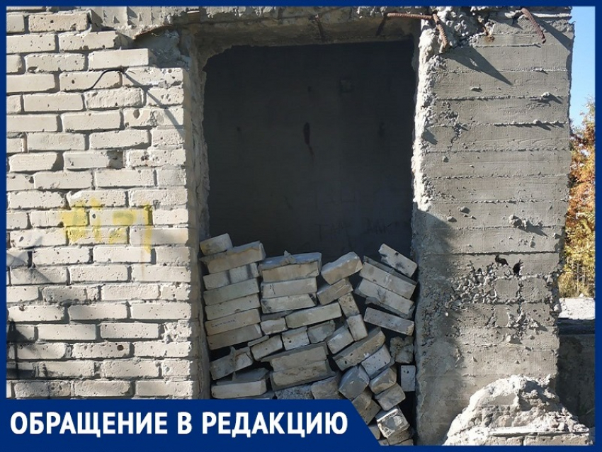 «Рядом со школой №23 есть опасная для детей заброшка»: волгодонец призвал власти заделать входы в аварийное здание