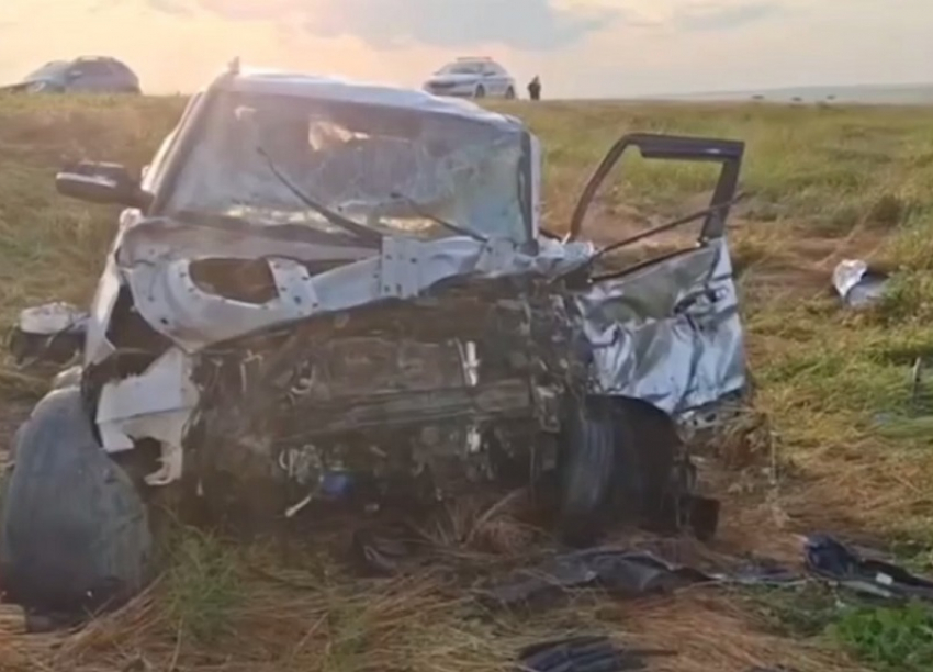 Водитель «Весты» отправил на тот свет молодую семейную пару и сам погиб в жутком ДТП на трассе Зимовники  - Элиста 