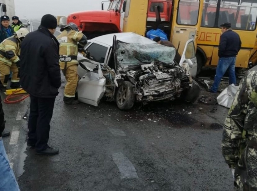 20-летний пассажир ВАЗ-2110 после ДТП со школьным автобусом скончался в больнице