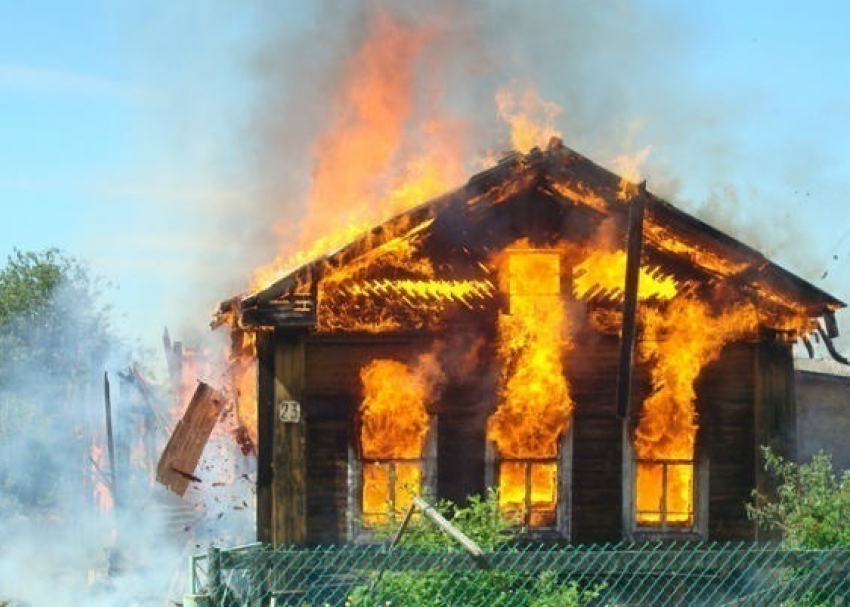 В Цимлянском районе пожарные несколько часов тушили жилой дом