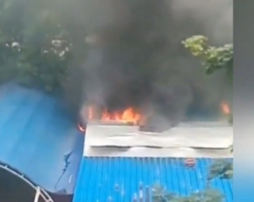 Пожар в летнем кафе в Волгодонске попал на видео