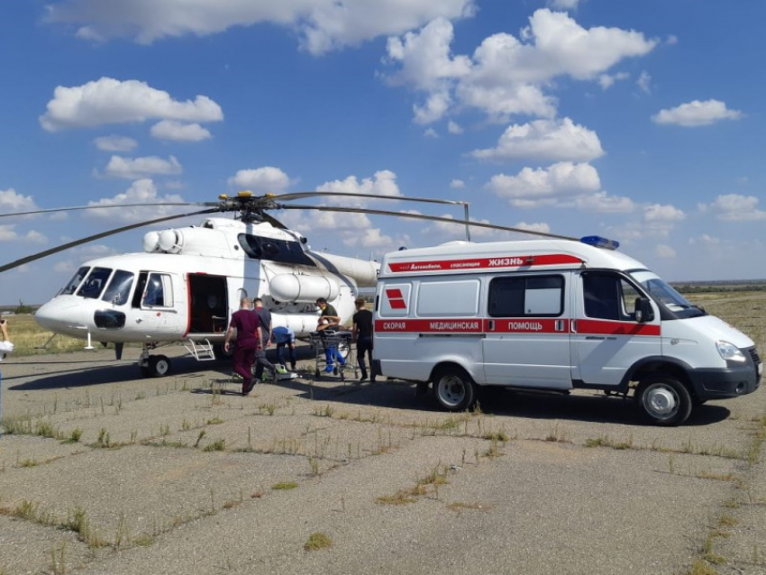 Вертолет Ми-8 доставил тяжелобольного ребенка из Волгодонска в реанимацию ростовской больницы