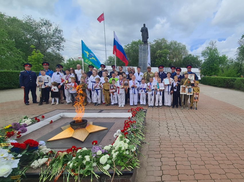 Юные рукопашники в Зимовниках исполнили День Победы у Вечного огня
