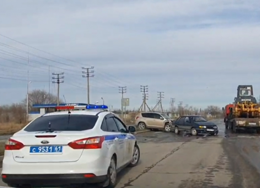 Серьезная авария с участием двух автомобилей произошла в Волгодонске на улице Прибрежной